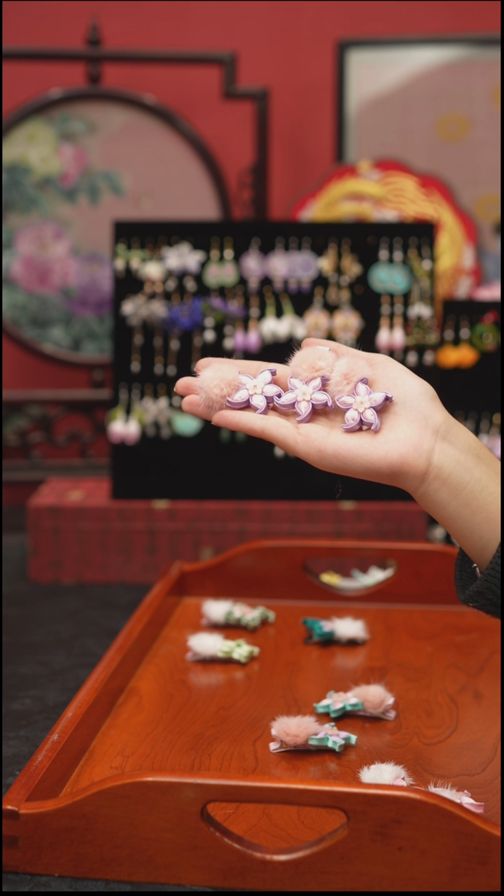 刺绣非遗绒花手工饰品