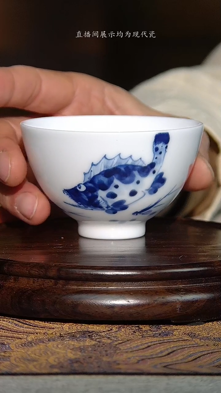 景德镇全手工手绘青花加彩桂鱼鸡心杯