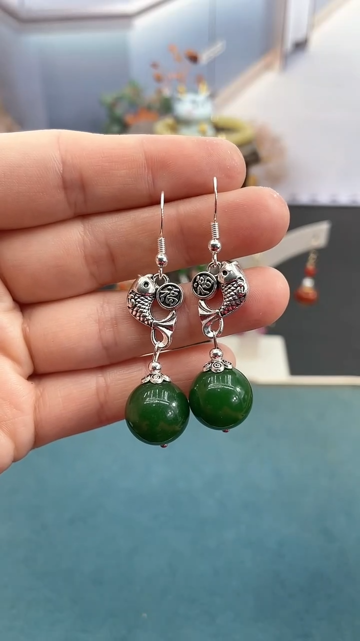 银S925镶嵌和田玉耳饰14mm绿色小鱼