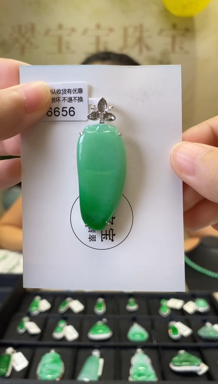 颈饰18K金镶嵌翡翠D6656 福瓜 含运营费