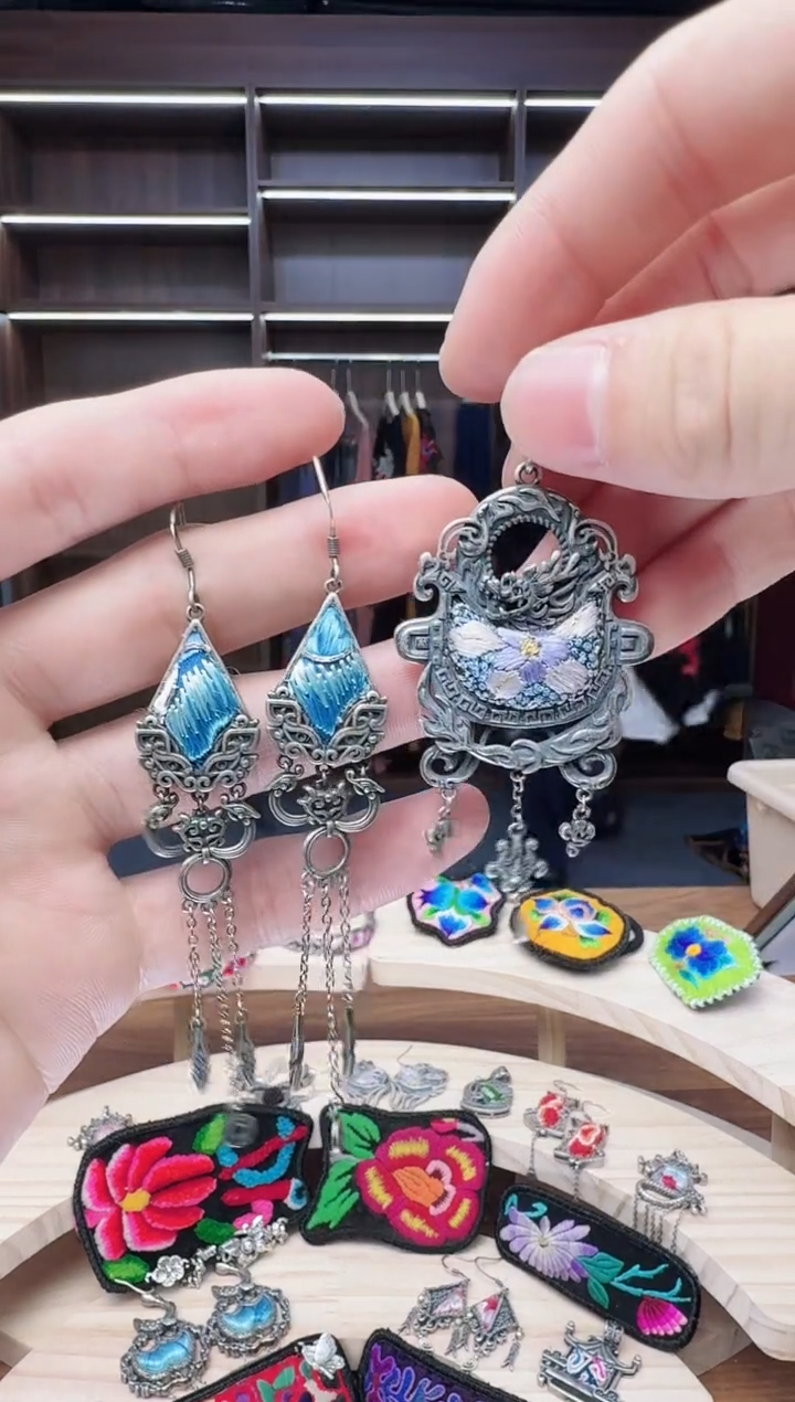 织绣61蒙阿苏苗绣传承