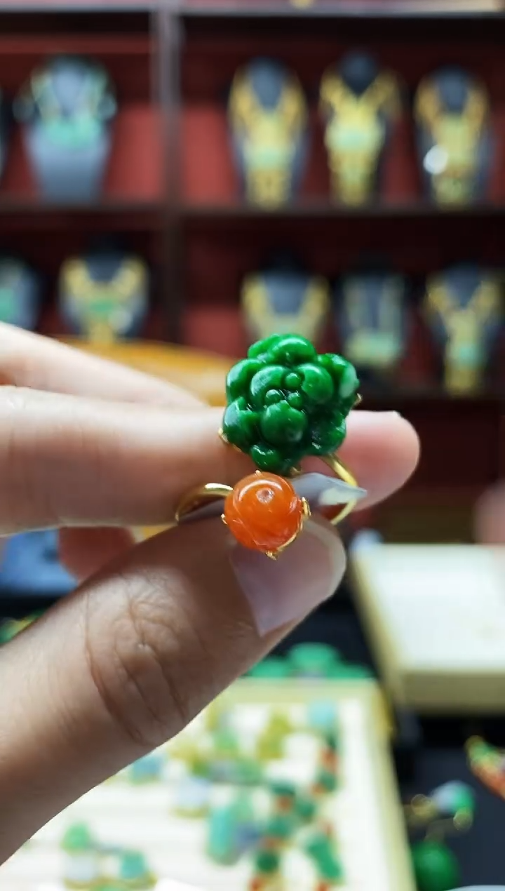 颈饰未镶嵌翡翠戒指