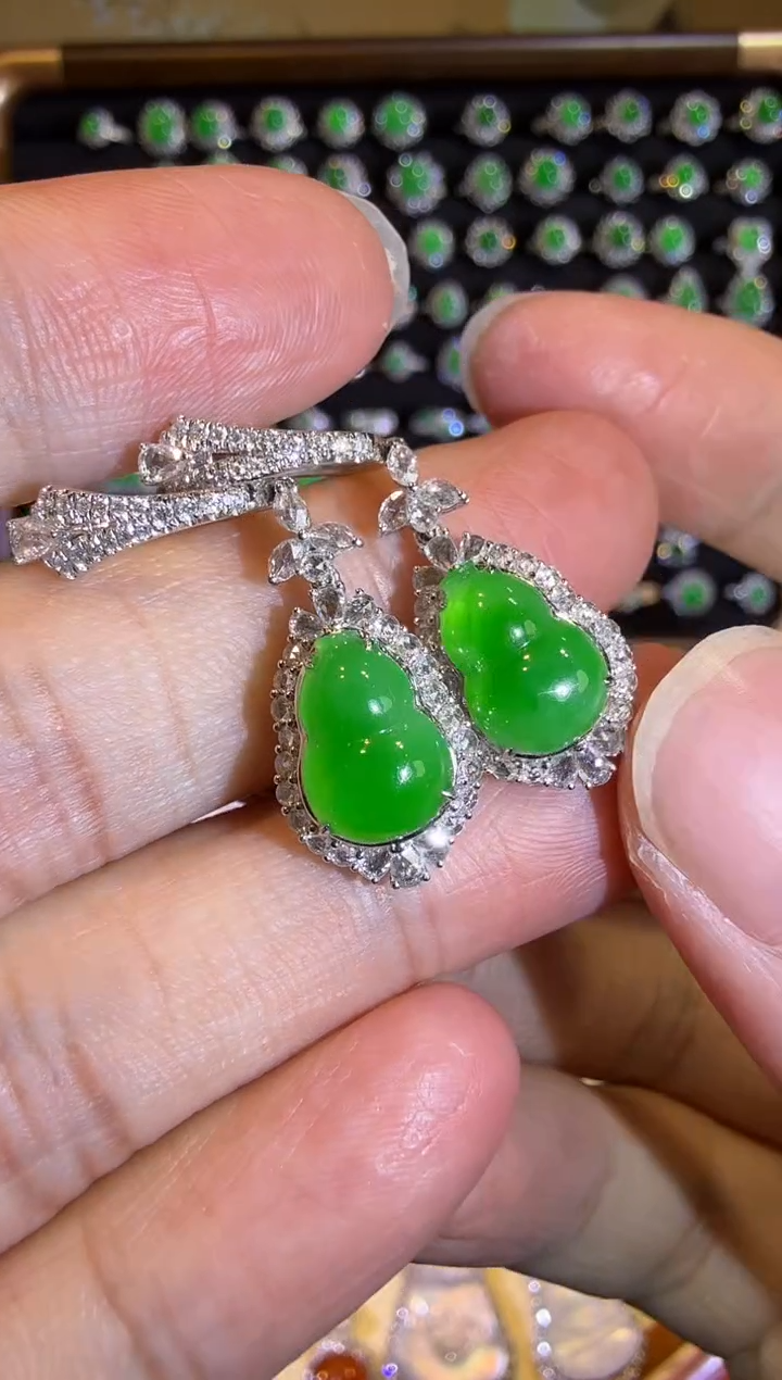 【闪购商品】翡翠耳饰18K金镶嵌高冰满绿葫芦耳坠