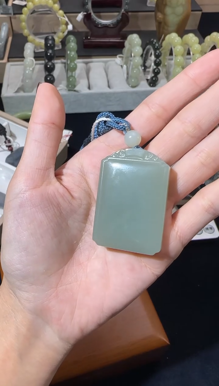 吊坠(不含链)未镶嵌和田玉且末近矿青白微色差吊坠