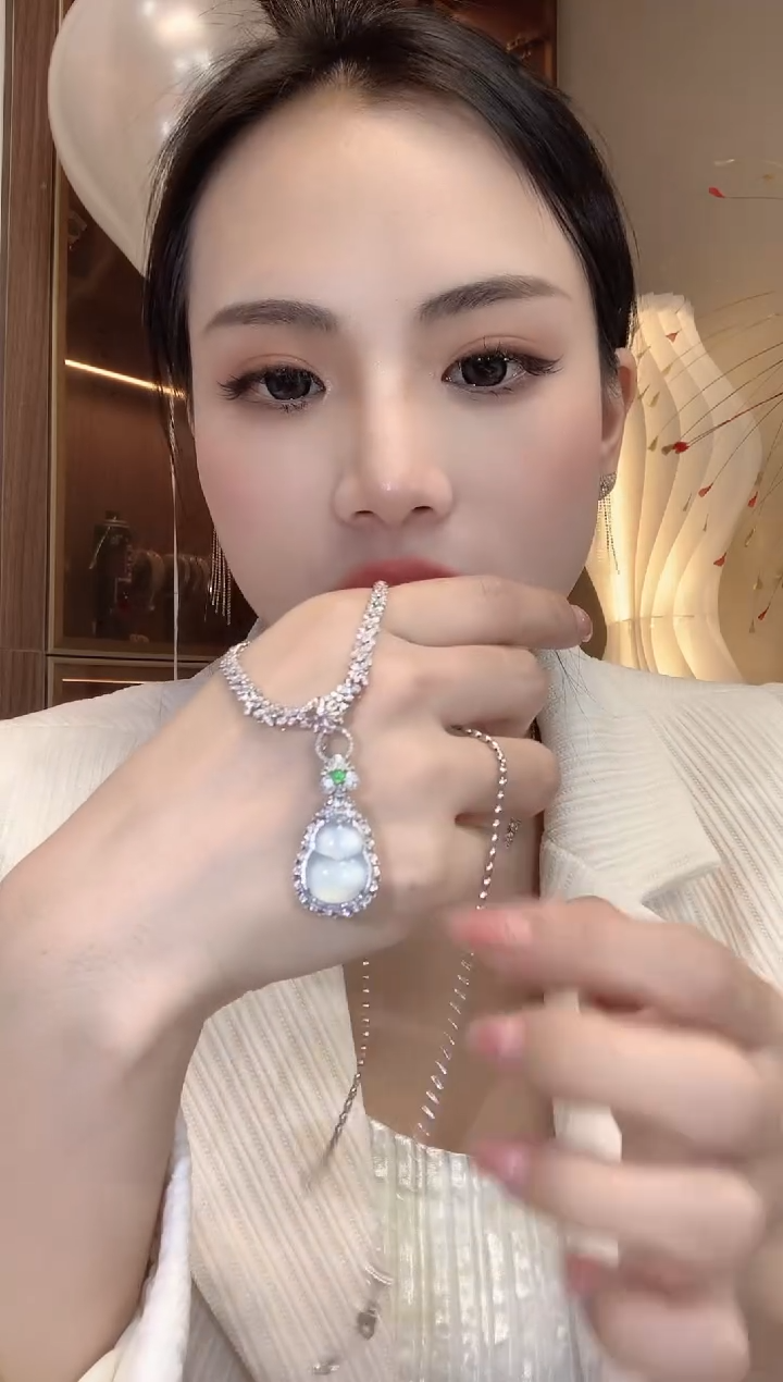 【闪购商品】翡翠吊坠(不含链)18K金镶嵌C42