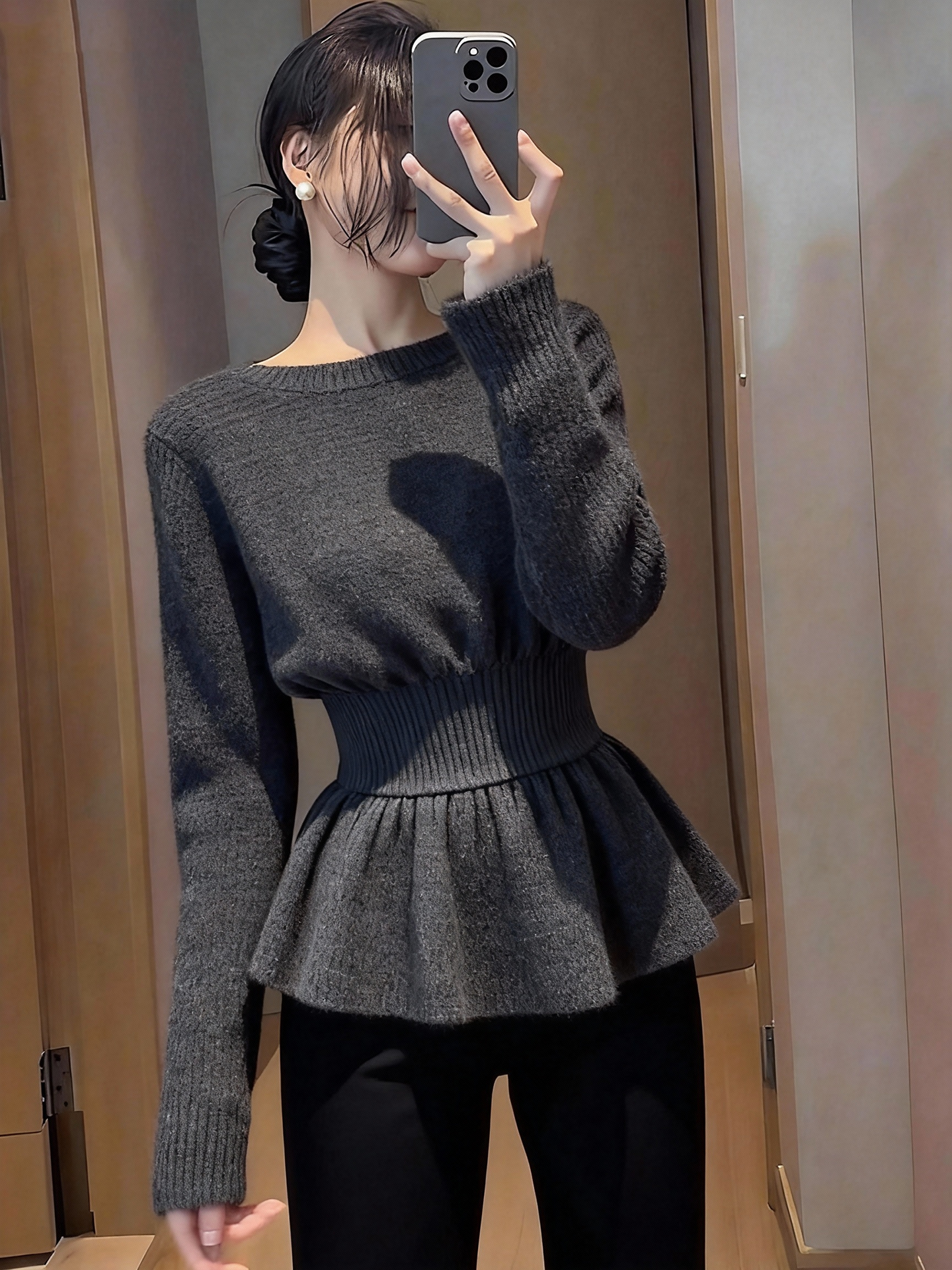 别致独特氛围感流行款慵懒深灰色上衣女2025冬收腰荷叶边下摆毛衣