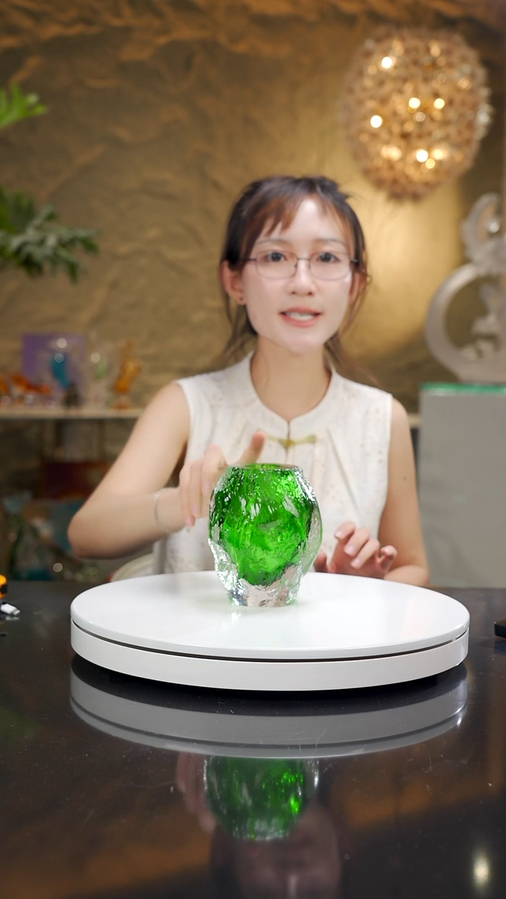 瓷片祖母绿水波纹香薰瓶