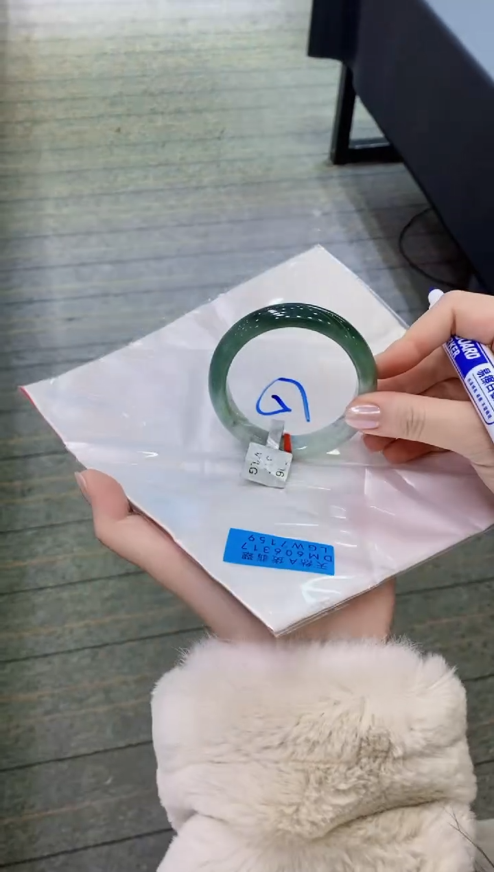 【闪购商品】翡翠手镯未镶嵌               