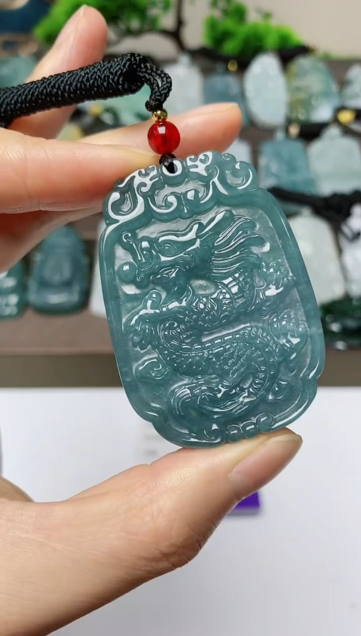 翡翠未镶嵌颈饰          