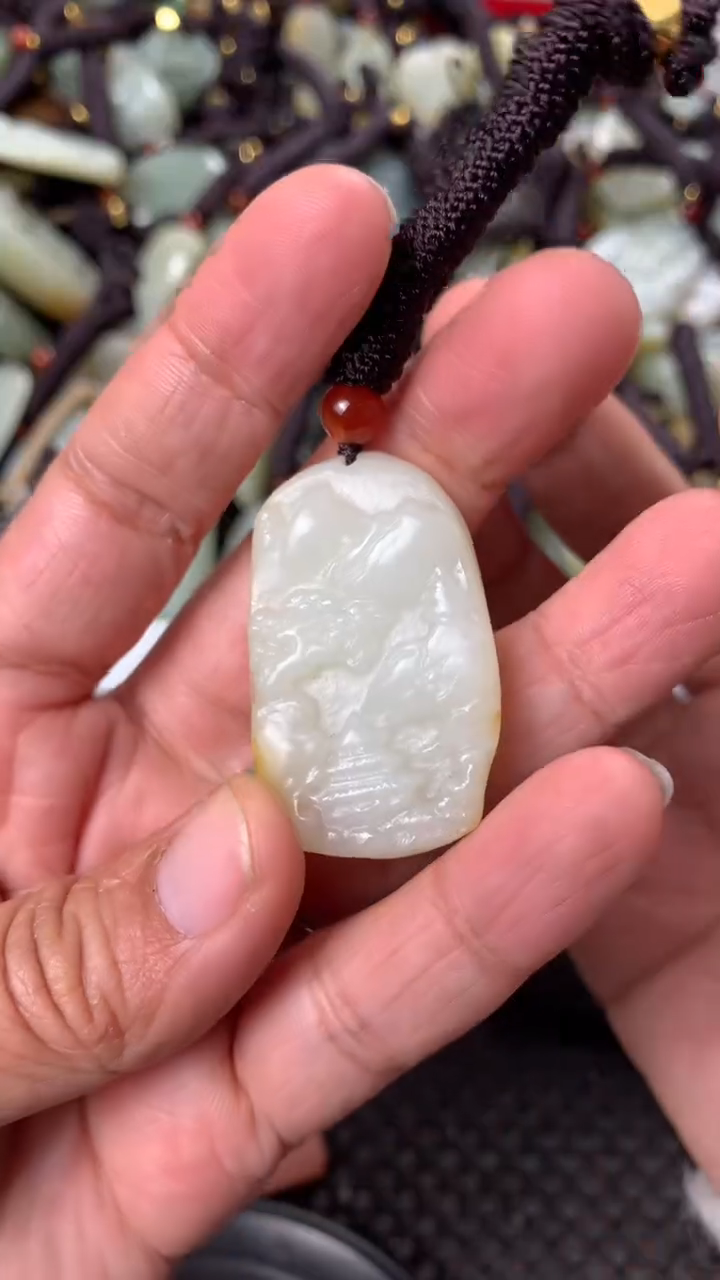 【闪购商品】和田玉颈饰未镶嵌多样性发货没有证书.拍一发一，有瑕