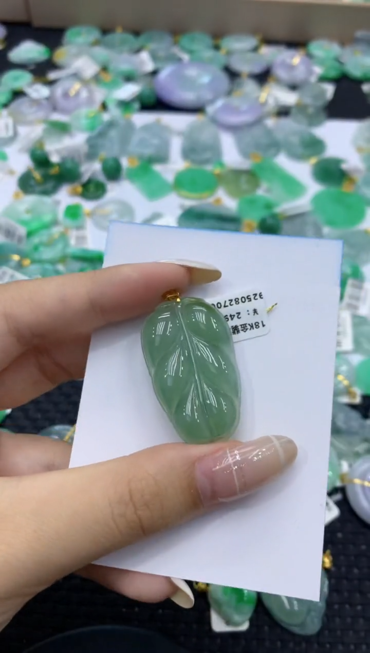 颈饰18K金镶嵌翡翠天然缅甸翡翠A货