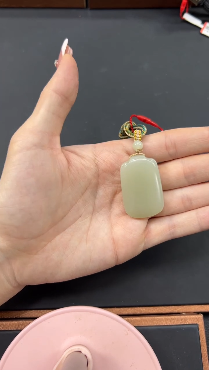 【闪购商品】和田玉吊坠(赠链)未镶嵌且末微色差迪克兰吊坠