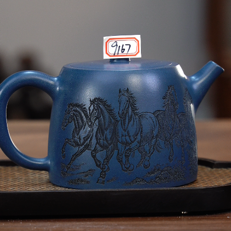 9167 宜兴紫砂茶具苏门答腊青泥料刻绘八骏图汉铎壶350cc YY