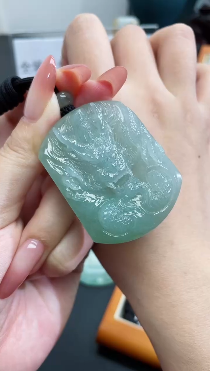 翡翠未镶嵌颈饰龙