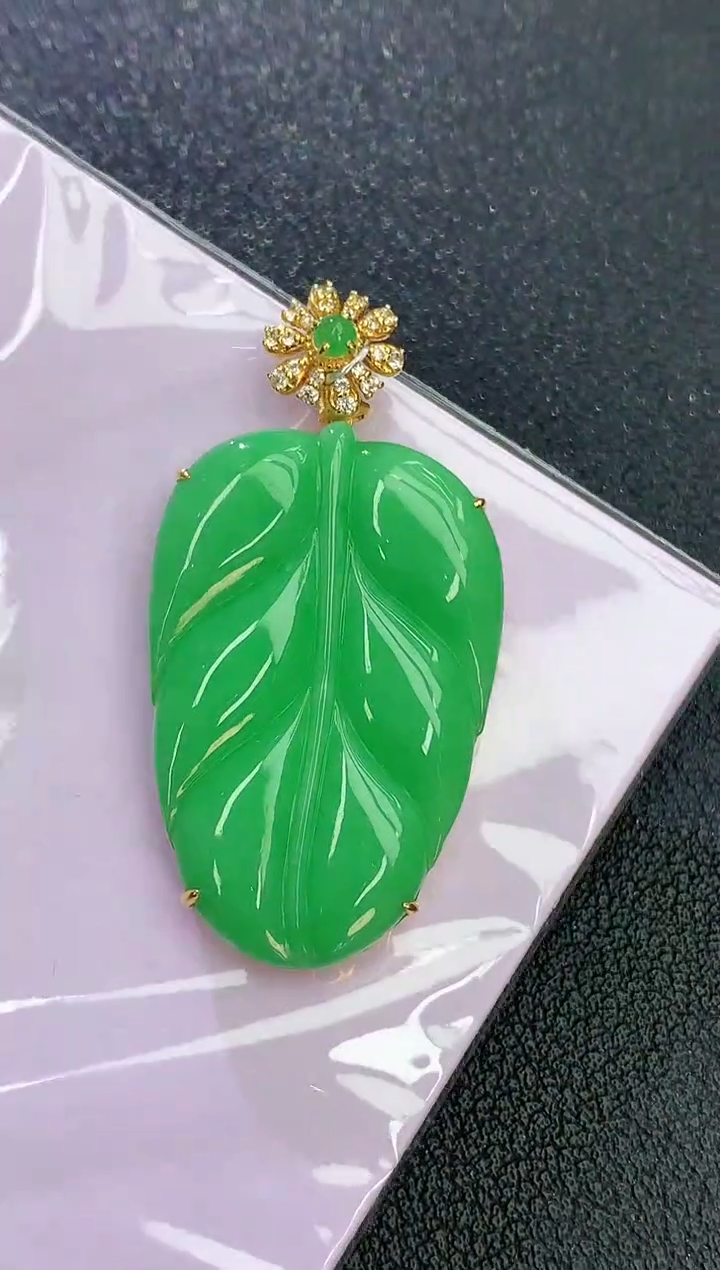 颈饰18K金镶嵌翡翠赠礼盒 麦麦