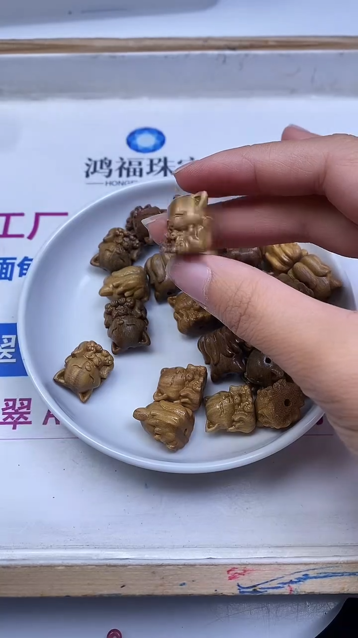 维腊木（绿檀）散珠E835 绿檀 九尾狐 15*16mm 1个7.8元