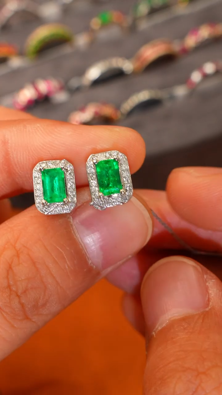 【闪购商品】祖母绿耳钉18K金镶嵌.