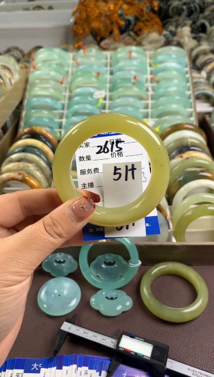 【闪购商品】蛇纹石玉手镯未镶嵌2615