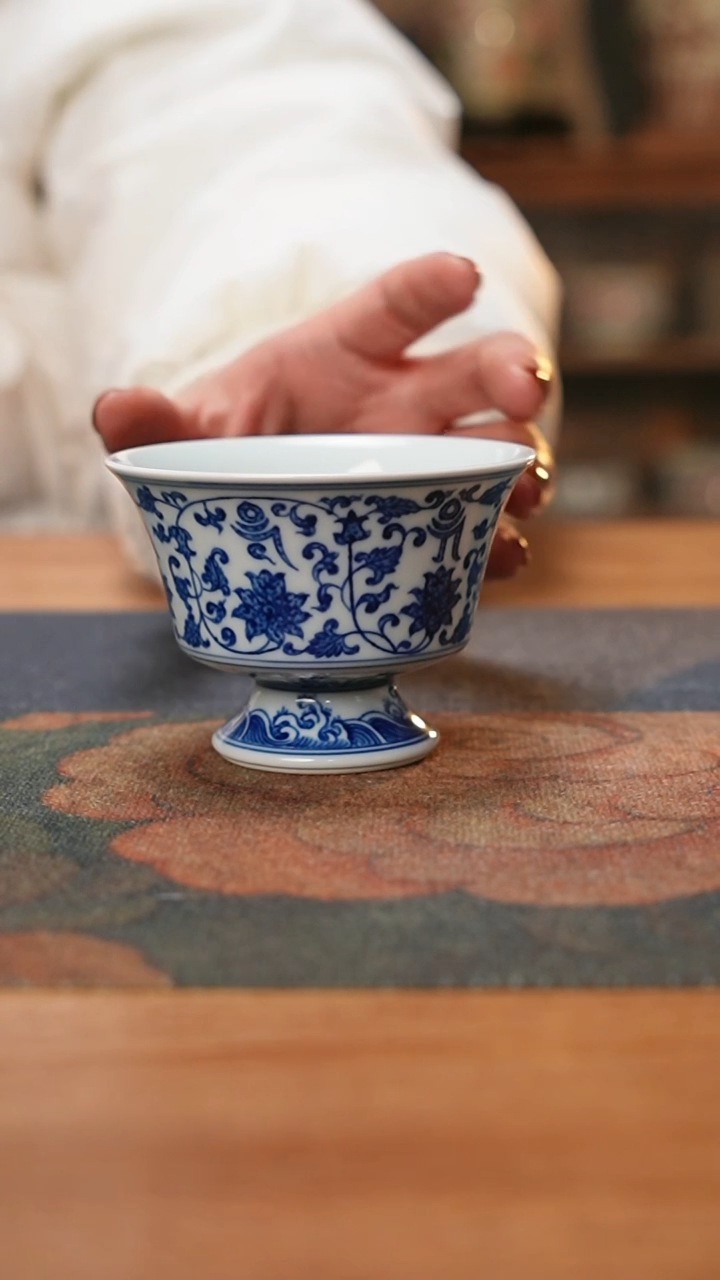 【闪购商品】贵红窑青花缠枝莲六字真言高足杯