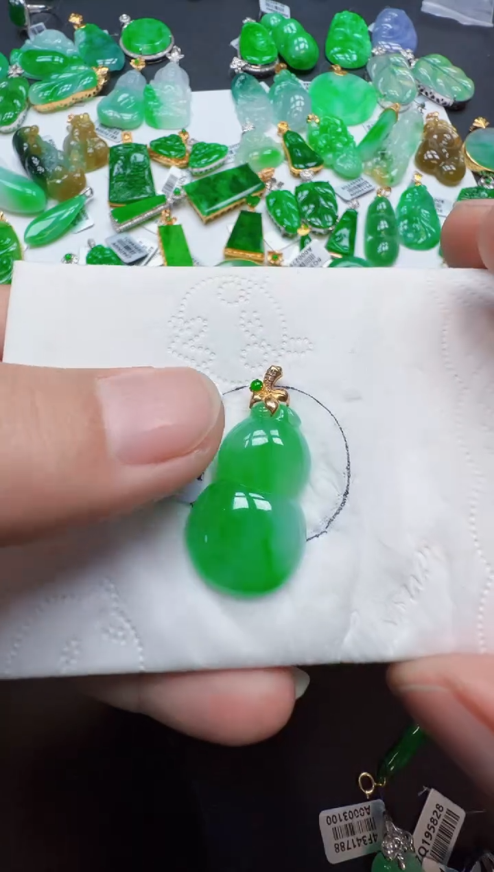 【闪购商品】翡翠吊坠(不含链)18K金镶嵌9800