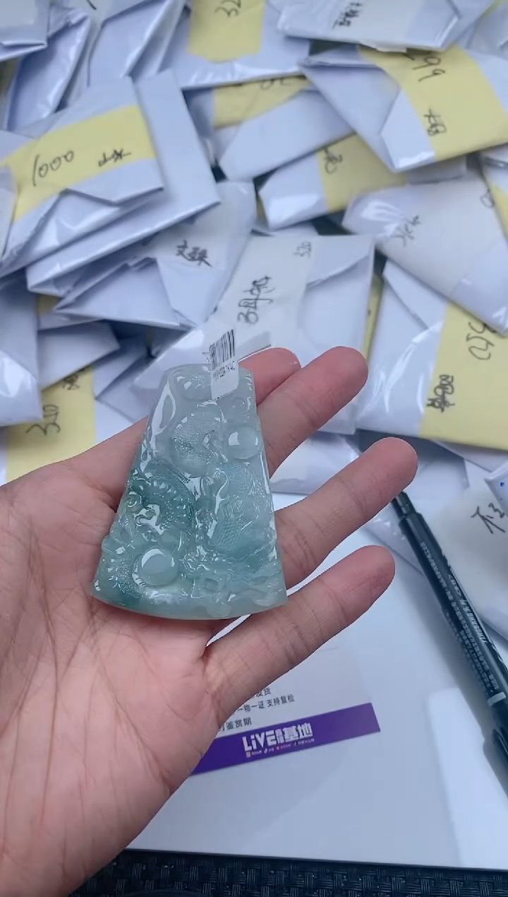 翡翠未镶嵌颈饰         