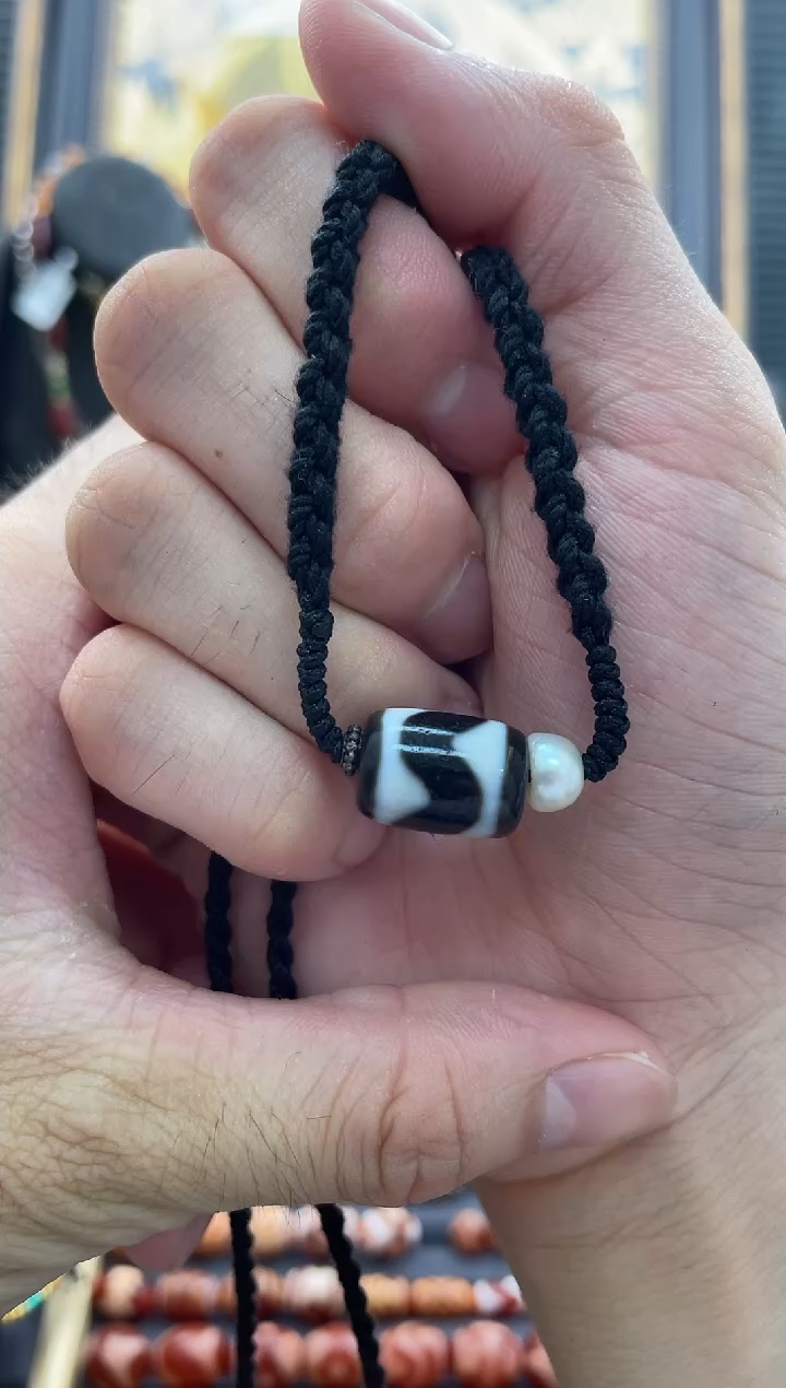 未镶嵌颈饰玛瑙/玉髓建成黑白虎牙锁骨链