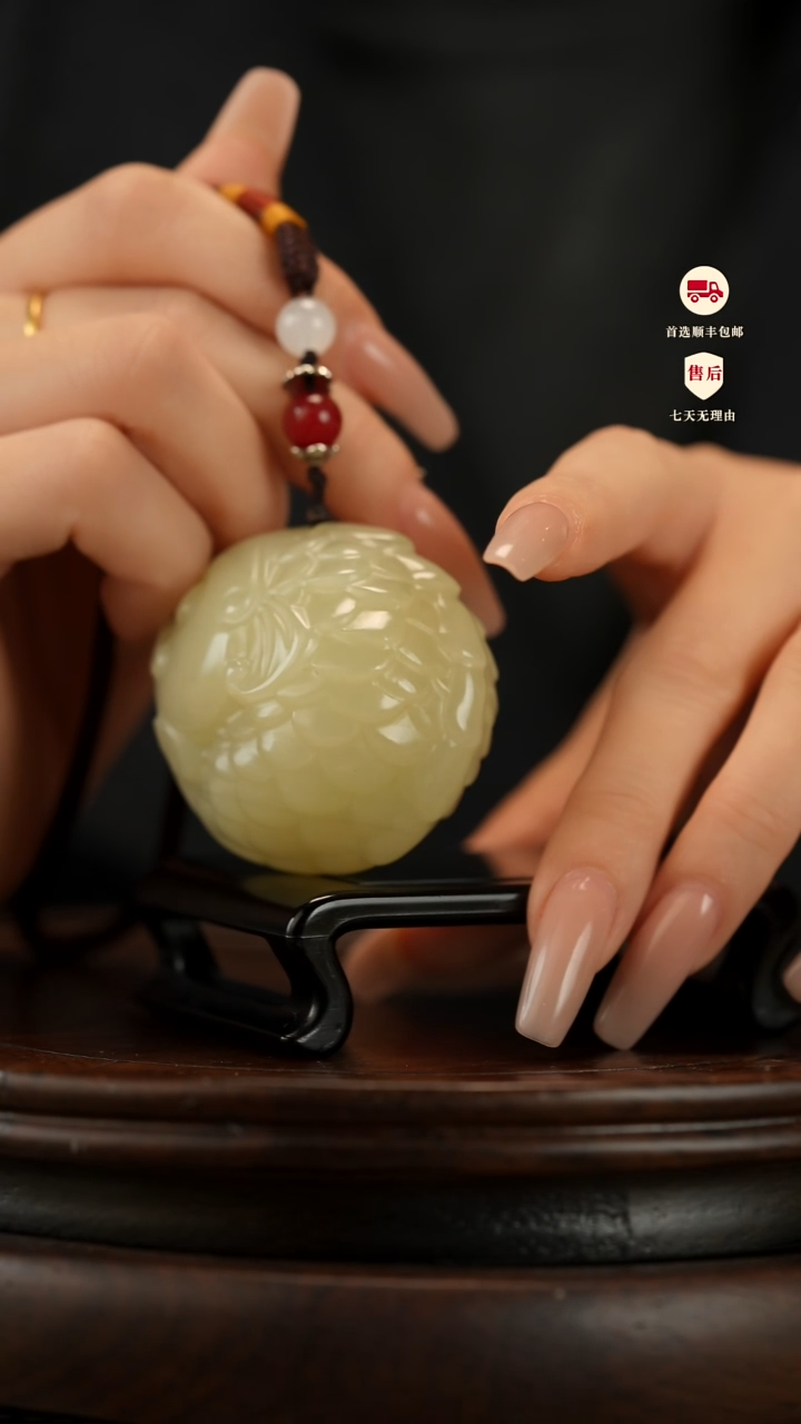 云南石竹叶青雕刻：年年有余手把件挂件