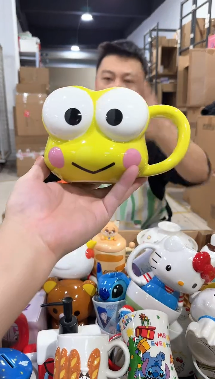 瓷片大眼蛙头杯 