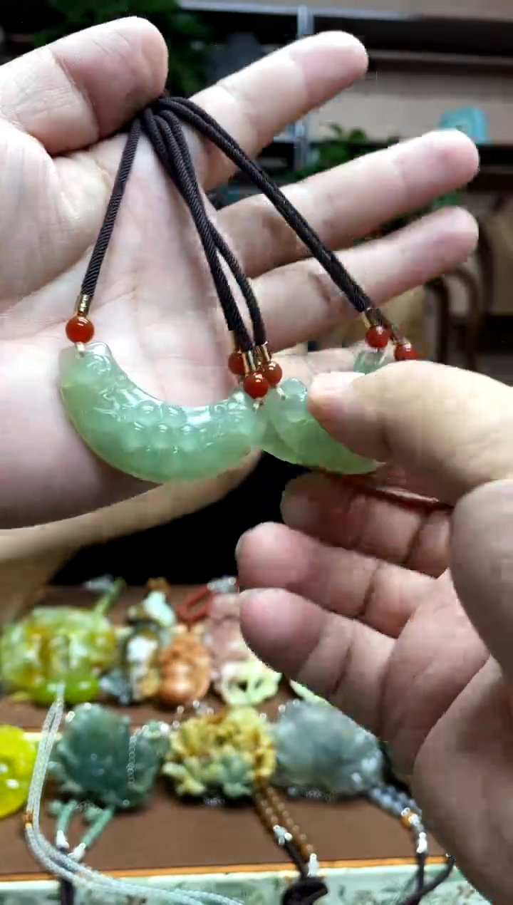 未镶嵌岫玉吊坠多样性发货发其中之一
