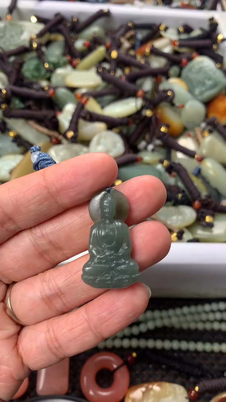 【闪购商品】和田玉颈饰未镶嵌多样性发货没有证书，拍一发一.有瑕