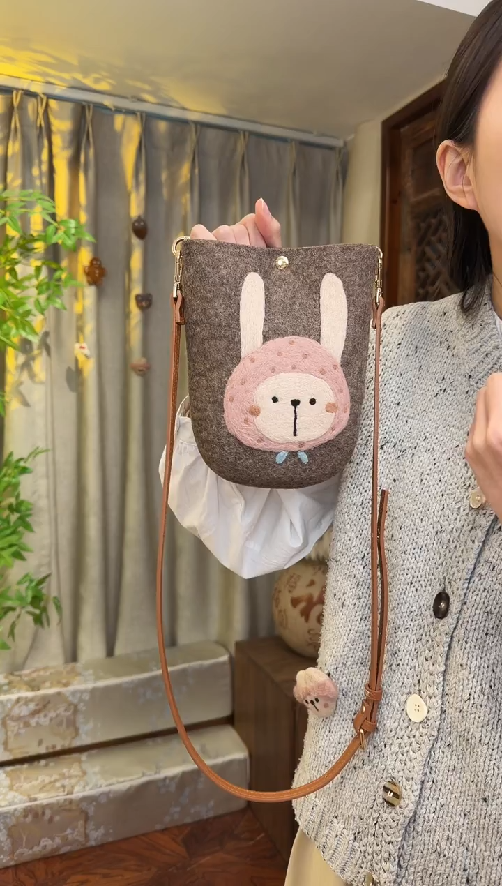 羊毛非遗羊毛毡包 手机包兔子