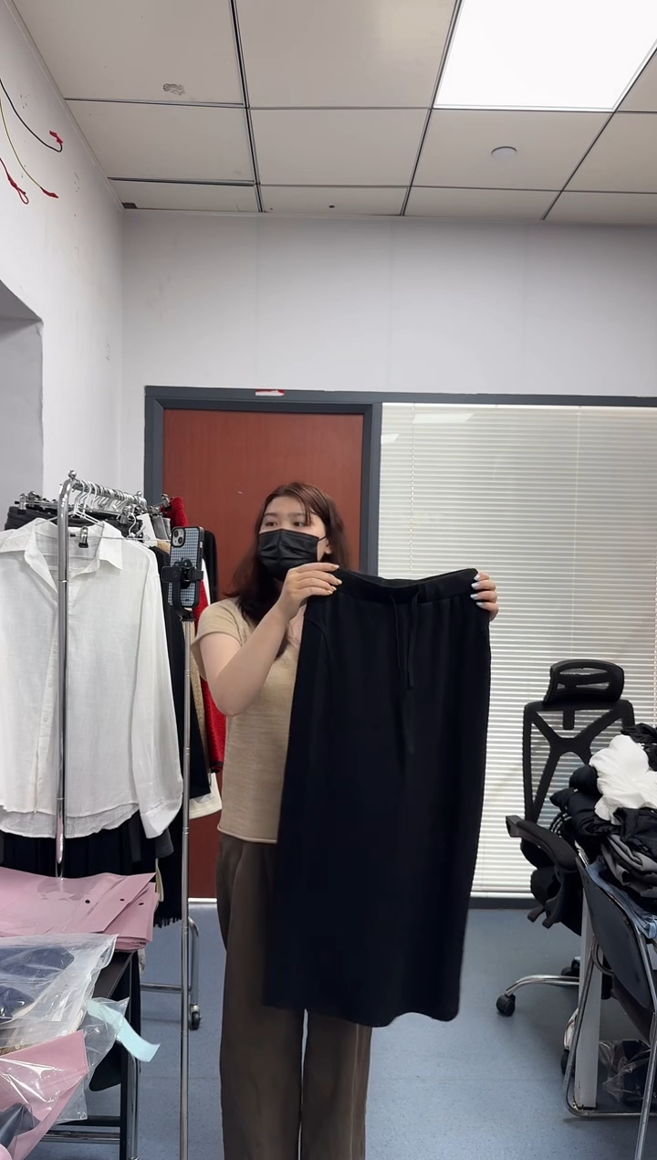 恐龙阿姨闪购商品：黑色半身裙腰围68