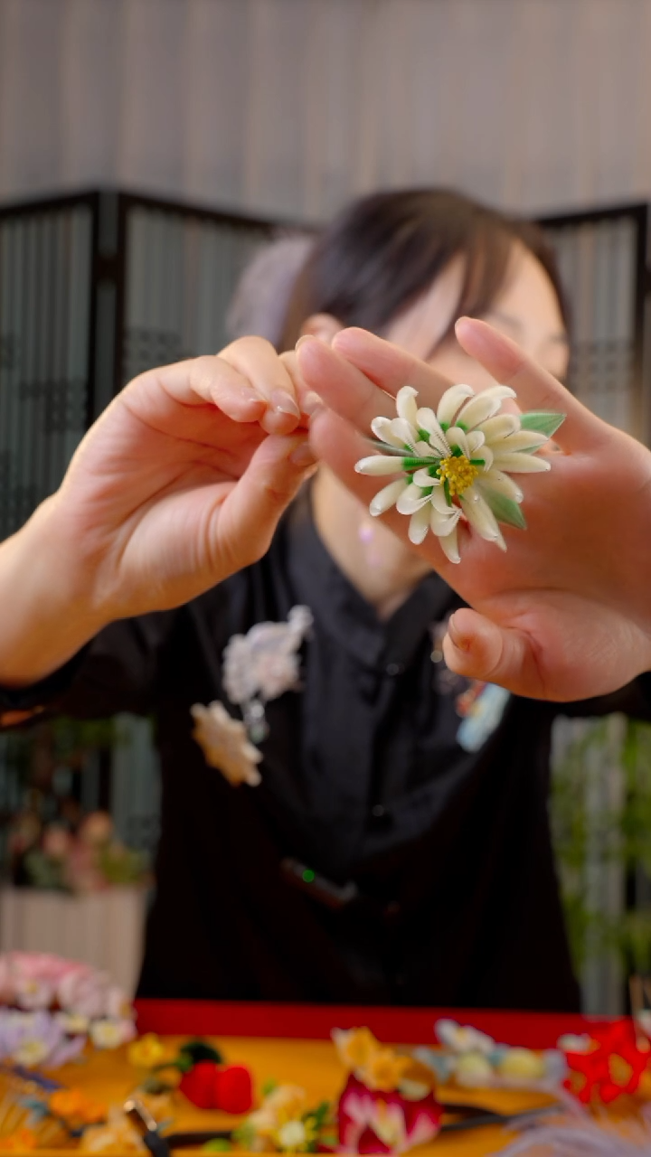 刺绣扶*?非遗绒花手工饰品懒人夹