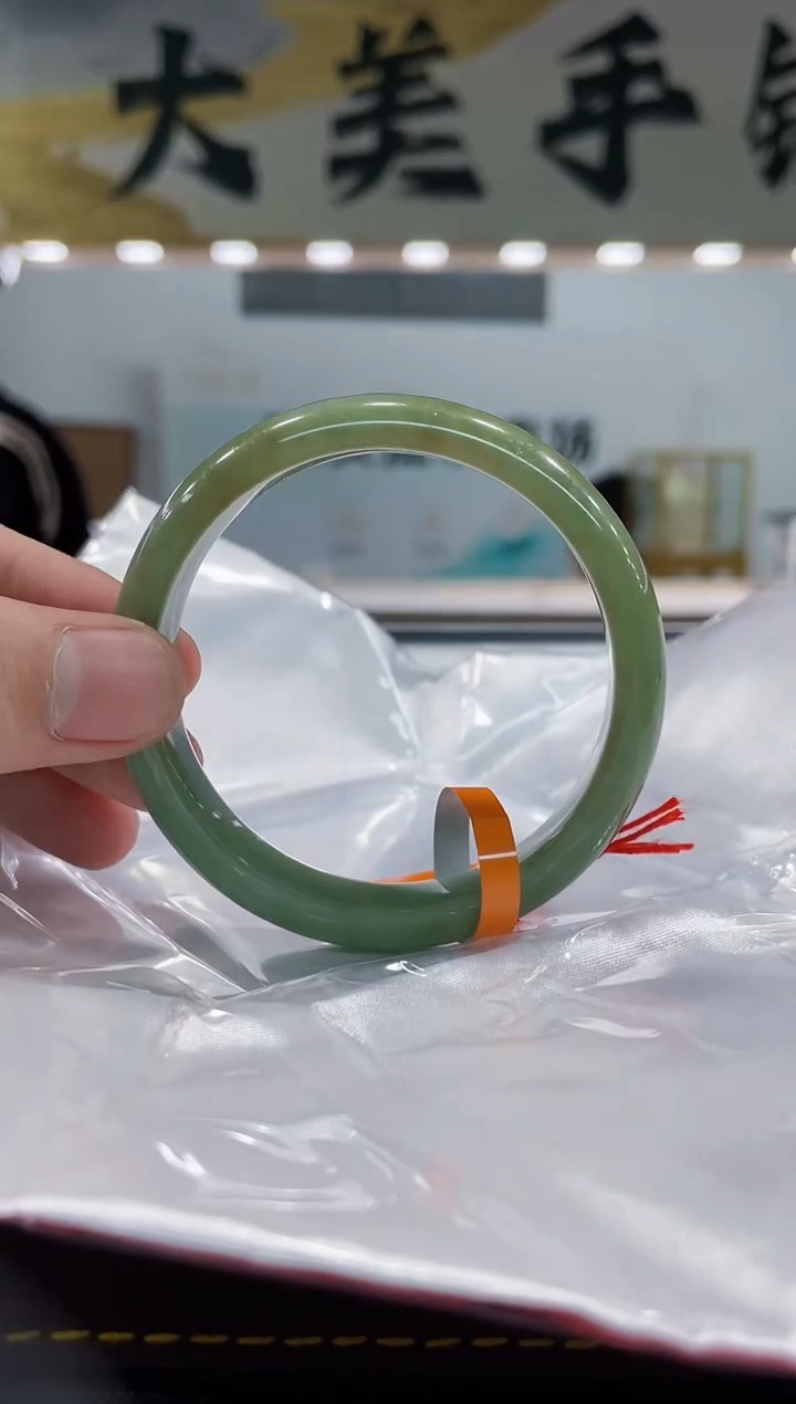 【闪购商品】翡翠手镯未镶嵌手镯