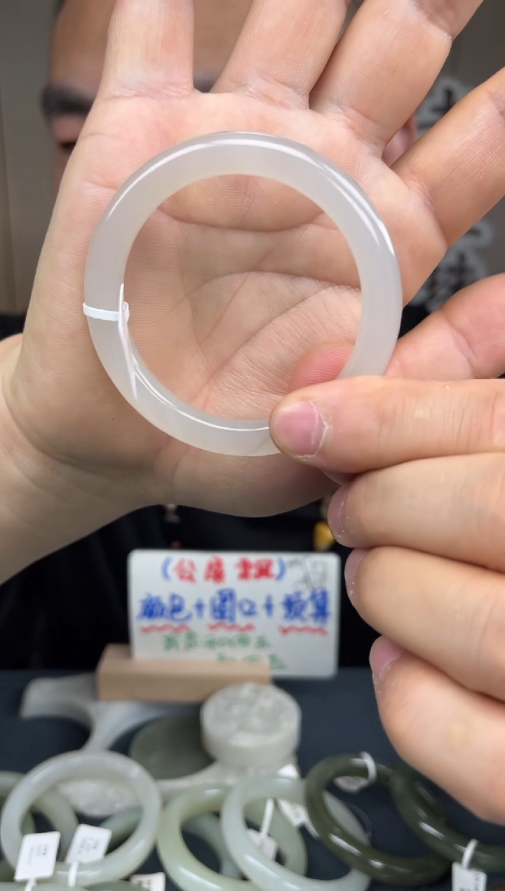 和田玉手镯未镶嵌老王和田玉15