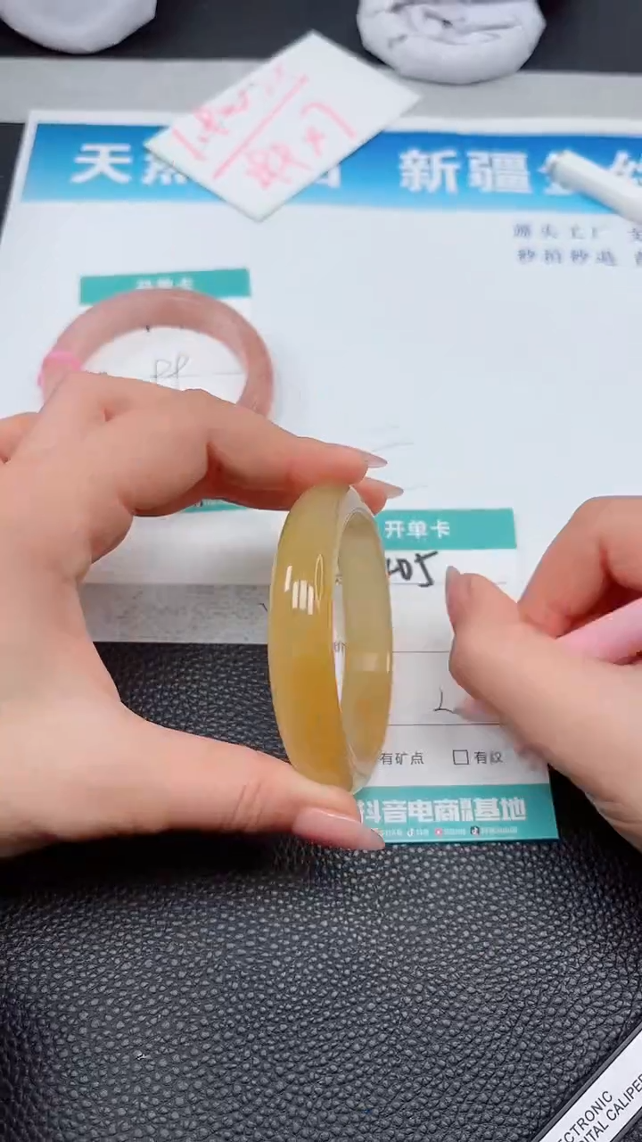 【闪购商品】石英质玉手镯未镶嵌A405