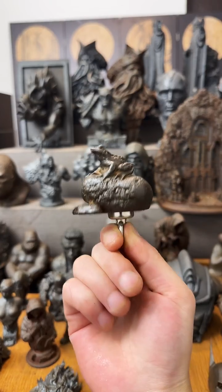 铁实心铁艺摆件~~站桩小青蛙（锈色）