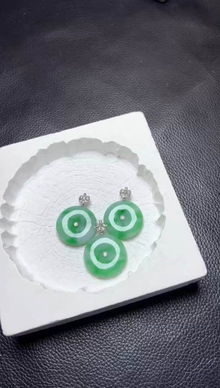 【闪购商品】翡翠颈饰18K金镶嵌平安扣多样性发一