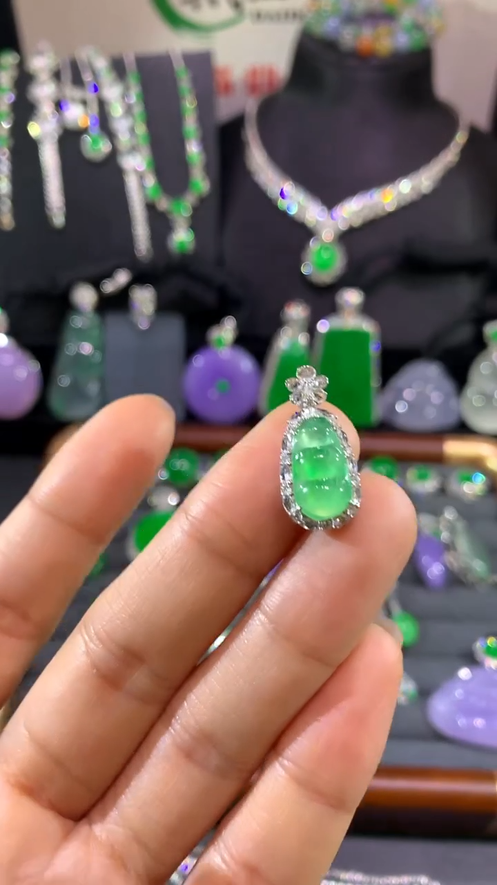吊坠(不含链)18K金镶嵌翡翠豆子