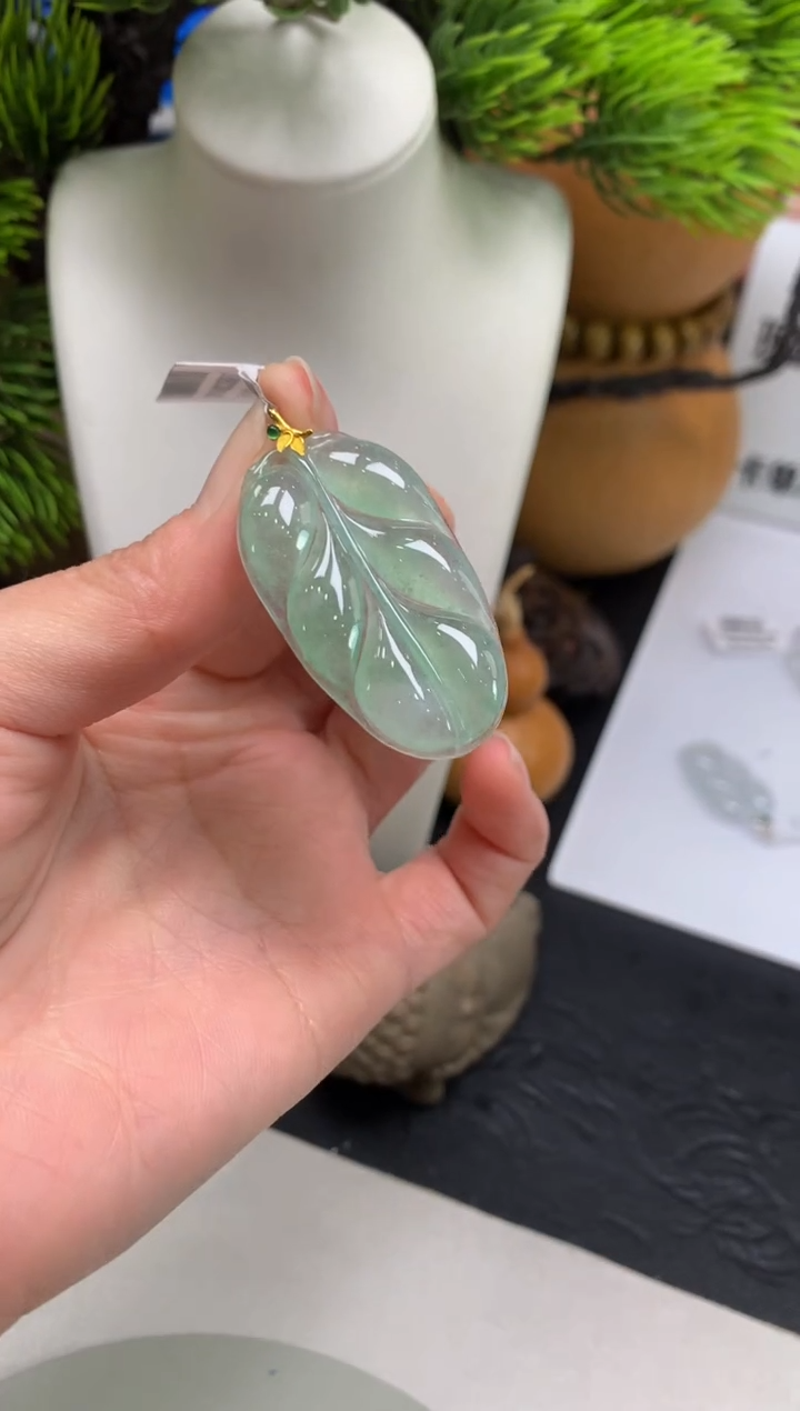 颈饰18K金镶嵌翡翠鲸*落---123859