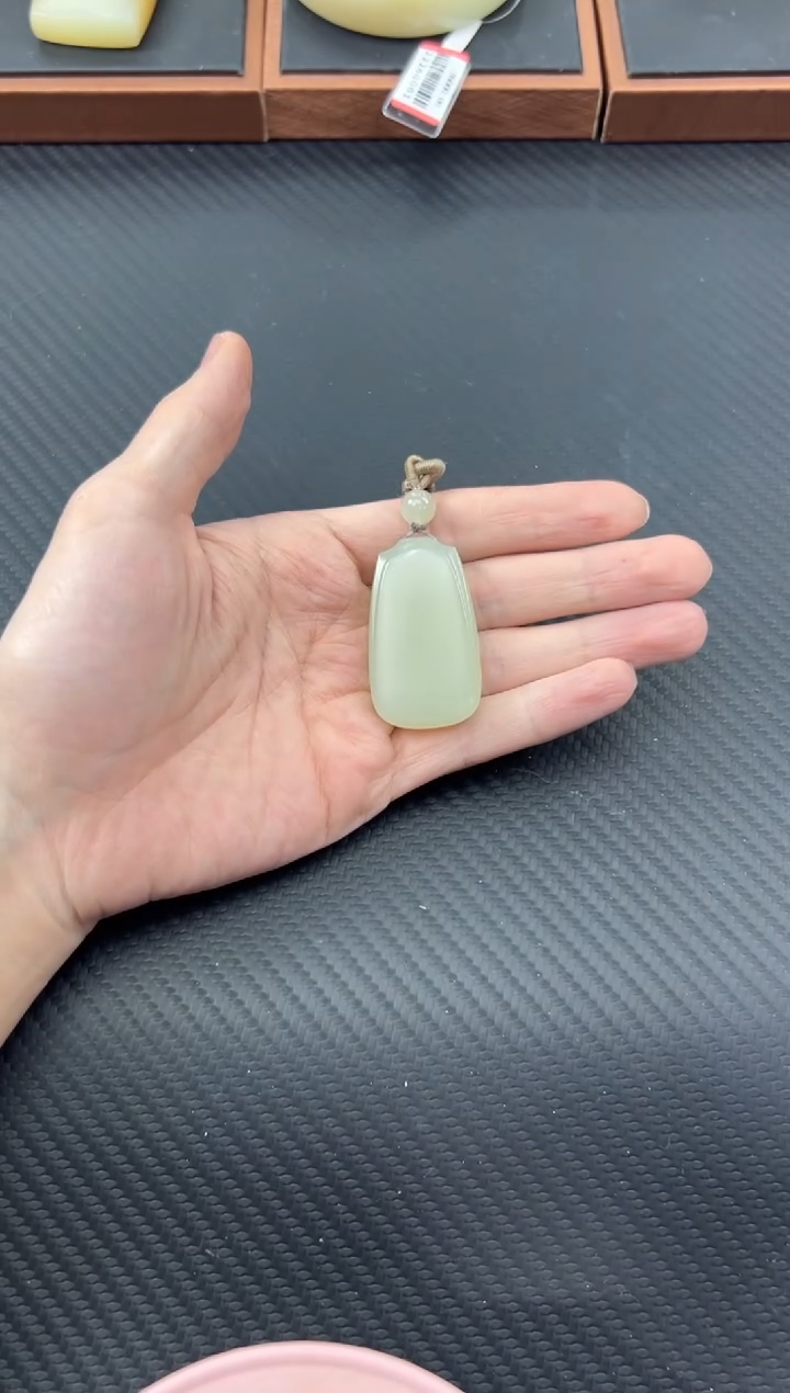 【闪购商品】和田玉吊坠(赠链)未镶嵌且末微色差迪克兰吊坠