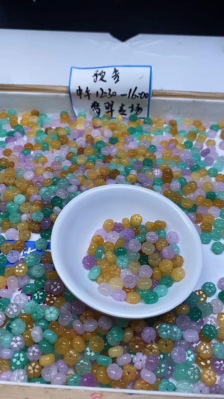 未镶嵌散珠石英岩玉M372 三彩玉花花8*5mm10颗6.8元