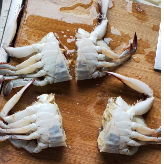 半边蟹香辣螃蟹新鲜美味可口的海鲜
