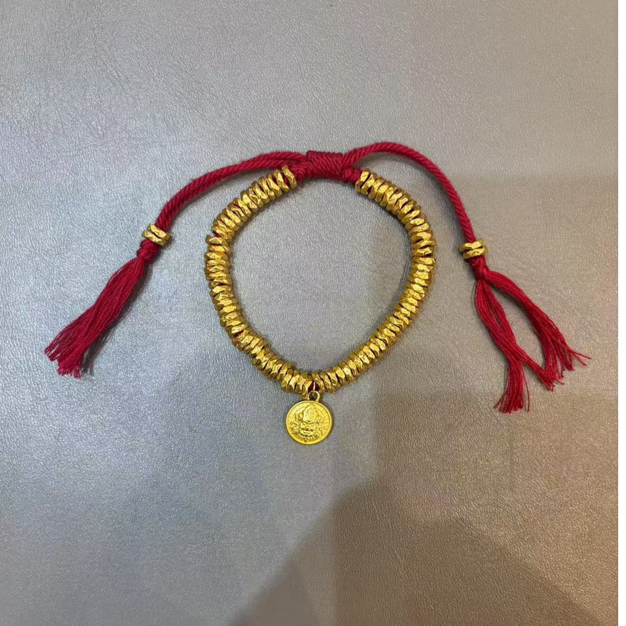 【W甄芝系列】足金 红绳黄财神素金