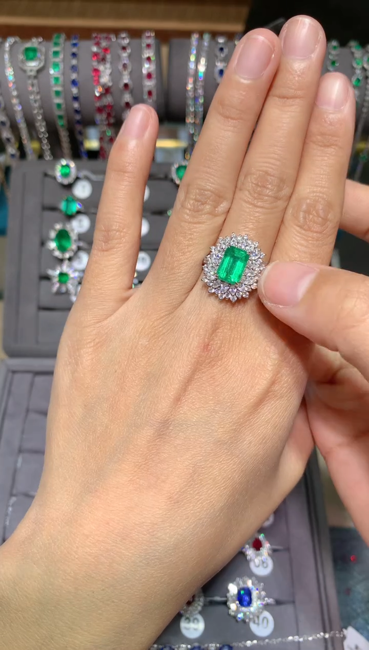 【闪购商品】祖母绿戒指18K金镶嵌戒指