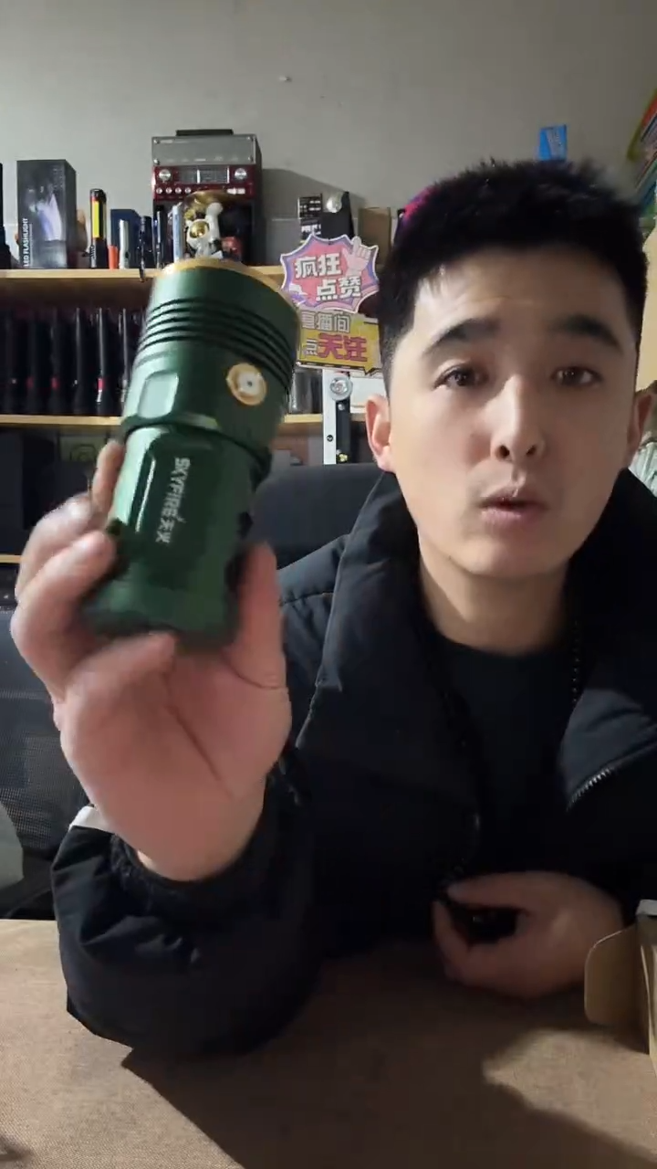 绿色合金手电带四节电池