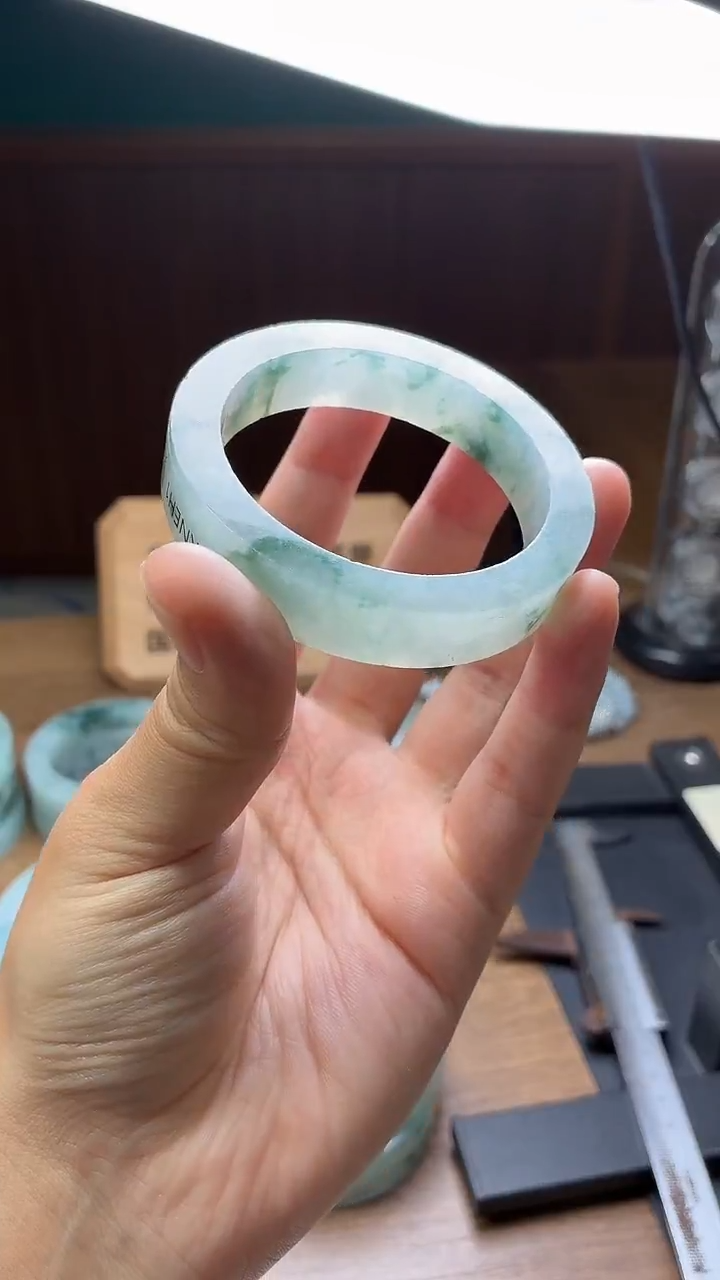未镶嵌手镯定制翡翠流**舞定制