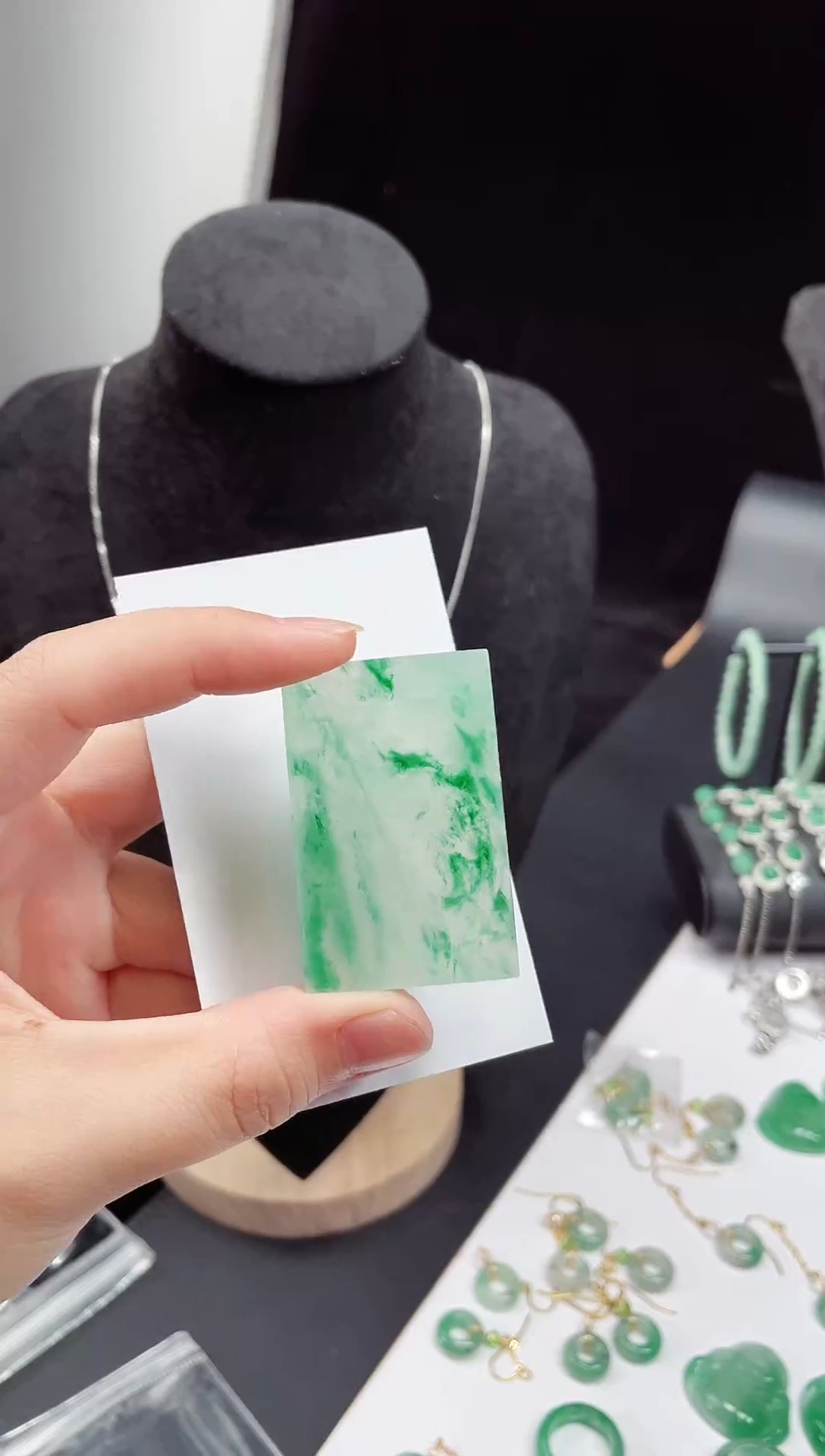 吊坠(赠链)未镶嵌石英质玉（非洲翠）6.162无事牌【方