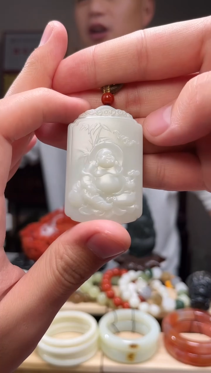 颈饰未镶嵌和田玉吊坠