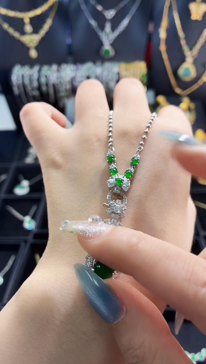 翡翠未镶嵌颈饰链子